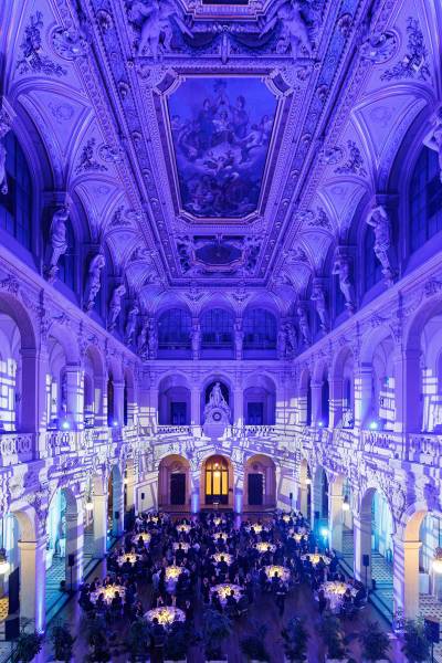 Dîner d'entreprise au Palais de la Bourse de Lyon : prestation technique audiovisuelle complète pour un événement professionnel réussi