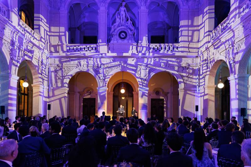 Dîner d'entreprise au Palais de la Bourse de Lyon : prestation technique audiovisuelle complète pour un événement professionnel réussi