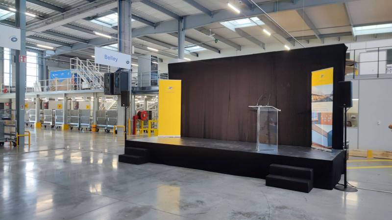 Prestation technique audiovisuelle pour conférence et séminaire avec mise en place d'une scène près d'Annecy