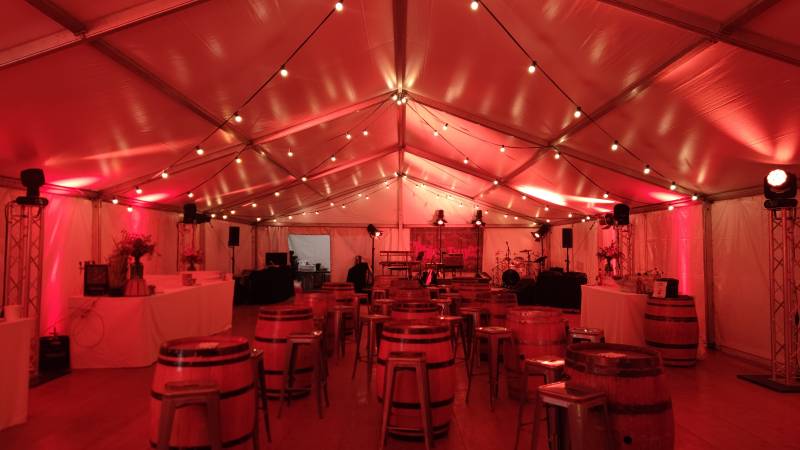 Professionnel de l'éclairage de soirée avec création d'une ambiance festive