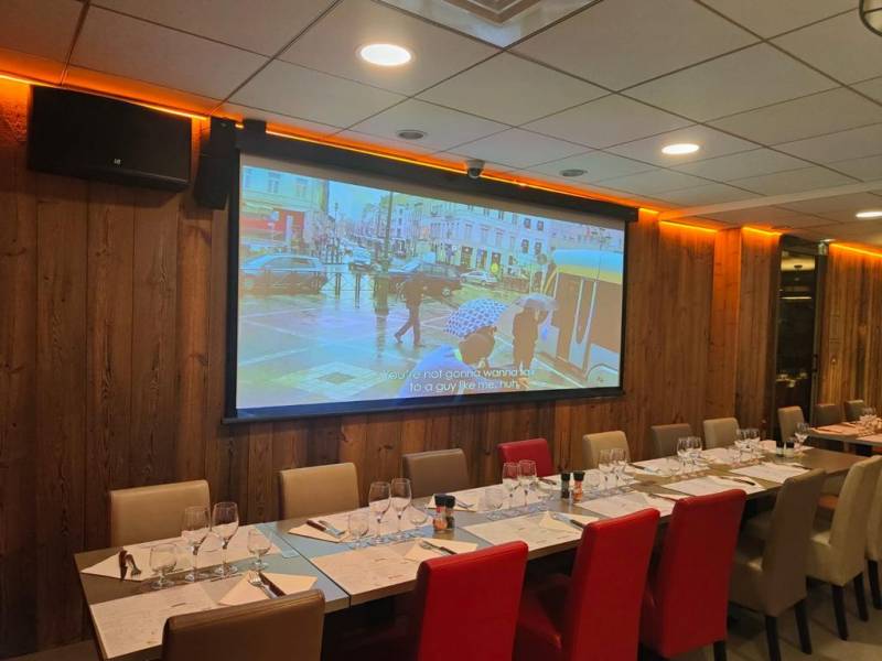 installation fixe d'un vidéo projecteur dans un restaurant de la région de Lyon