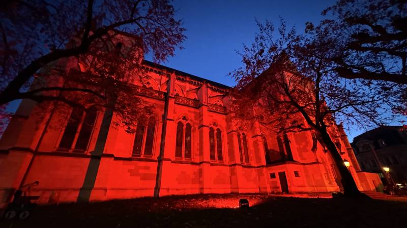 Projecteurs LED rouge pour éclairer une façade d'une basilique à Genève