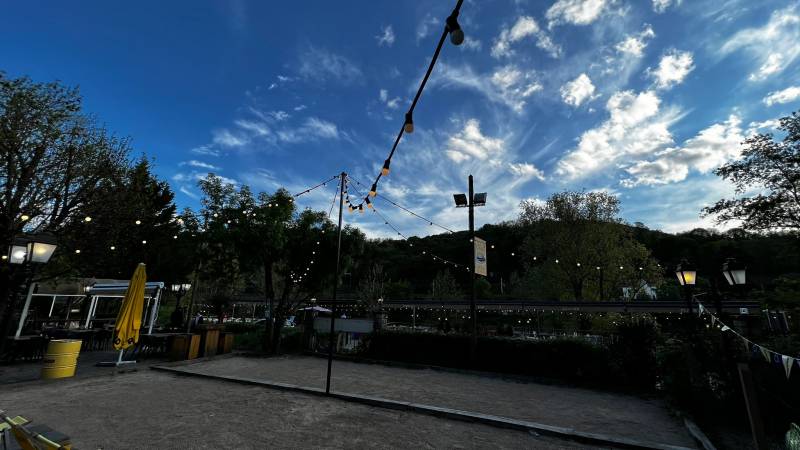 Installation d'une guirlande guinguette pour un terrain de pétanque en région Auvergne Rhône Alpes