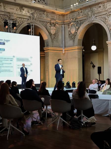 Prestation technique événementiel complète son, lumière et vidéo pour un événement d'entreprise international à Lyon au Palais de la Bourse