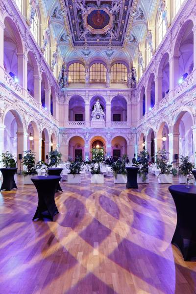 Dîner d'entreprise au Palais de la Bourse de Lyon : prestation technique audiovisuelle complète pour un événement professionnel réussi