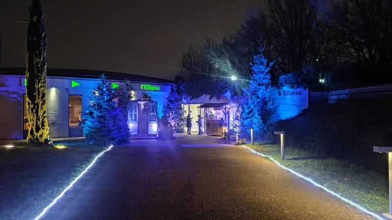 Prestation de mise en lumière d'un bâtiment avec signalétique lumineuse à Villeurbanne