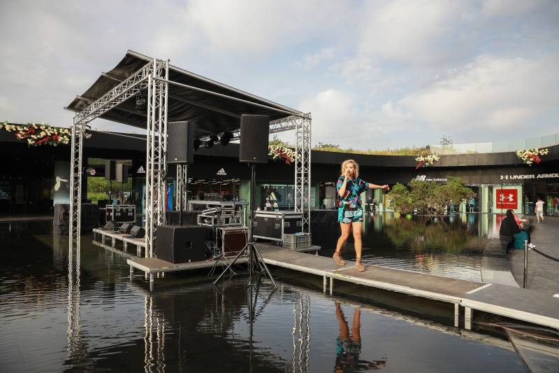 Location de scène, couverture de scène, sonorisation et mise en lumière pour un concert en France