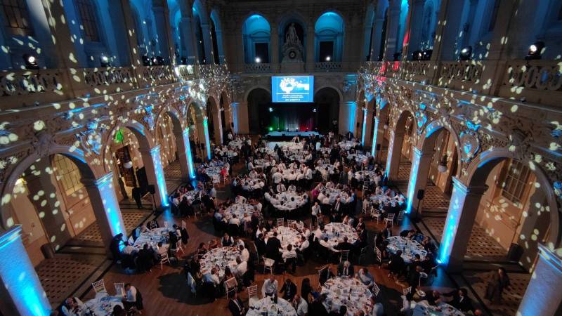 Réussir son événement d'entreprise à Annecy : le rôle clé de l'éclairage professionnel