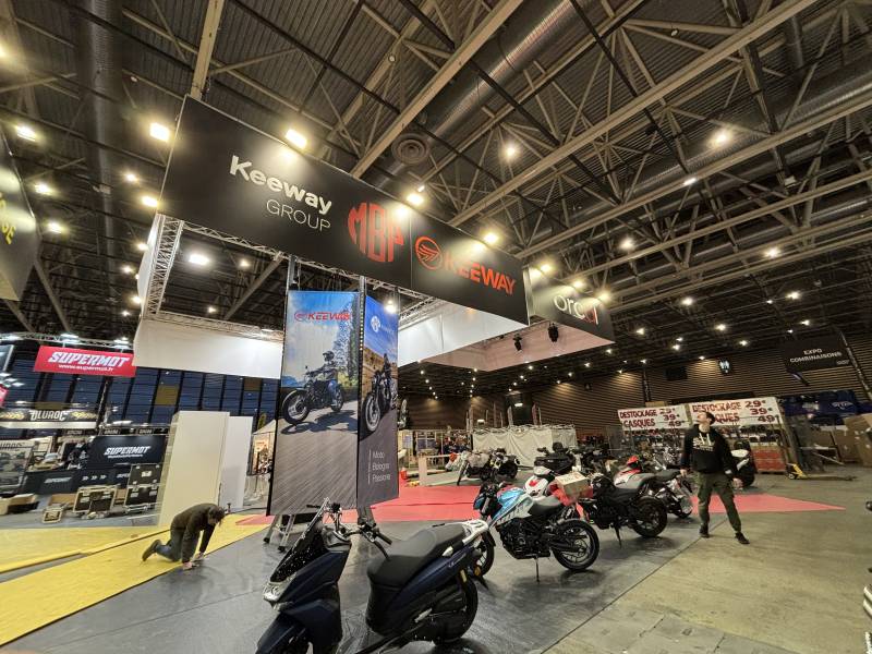 Prestation de structure suspendues et de mise en lumière pour un stand au Salon du 2 Roues à Eurexpo Lyon