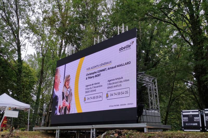 Installation d'un écran LED géant lors d'un événement sportif en région Auvergne-Rhône-Alpes