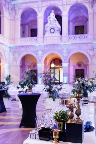 Dîner d'entreprise au Palais de la Bourse de Lyon : prestation technique audiovisuelle complète pour un événement professionnel réussi