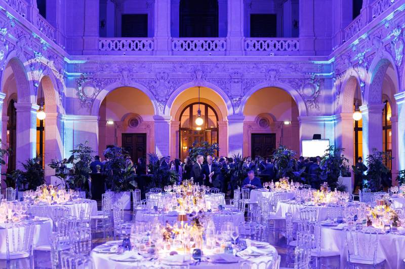 Dîner d'entreprise au Palais de la Bourse de Lyon : prestation technique audiovisuelle complète pour un événement professionnel réussi