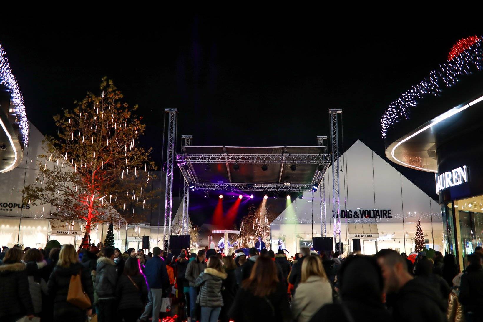 The Village Outlet invite la foulie douce ! Sonorisation, lumière et scène pour les illuminations de noël 2019 Villefontaine