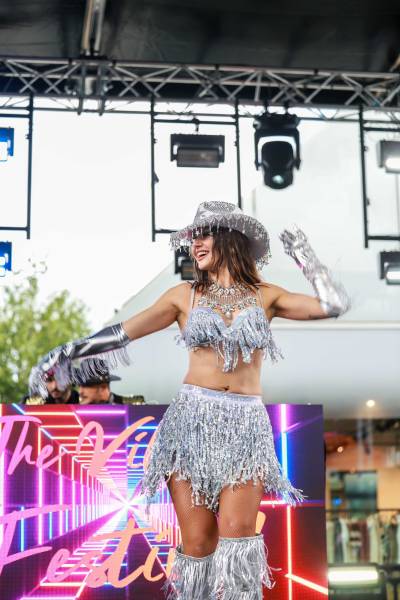 Spectacles vivants, DJ et animations : notre réalisation technique pour les 8 ans de The Village à Villefontaine (Isère 38)