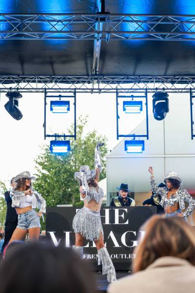 Spectacles vivants, DJ et animations : notre réalisation technique pour les 8 ans de The Village à Villefontaine (Isère 38)