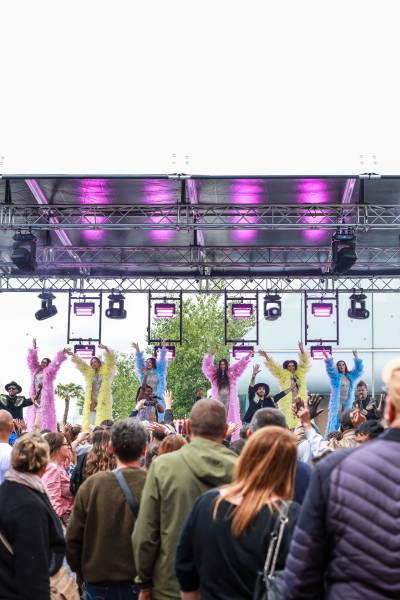 Spectacles vivants, DJ et animations : notre réalisation technique pour les 8 ans de The Village à Villefontaine (Isère 38)