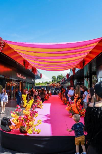 Installation scénique avec une avancée de 30m adapté pour un défilé de mode à The Village (Crédit photos : Marjorie Bruyère)