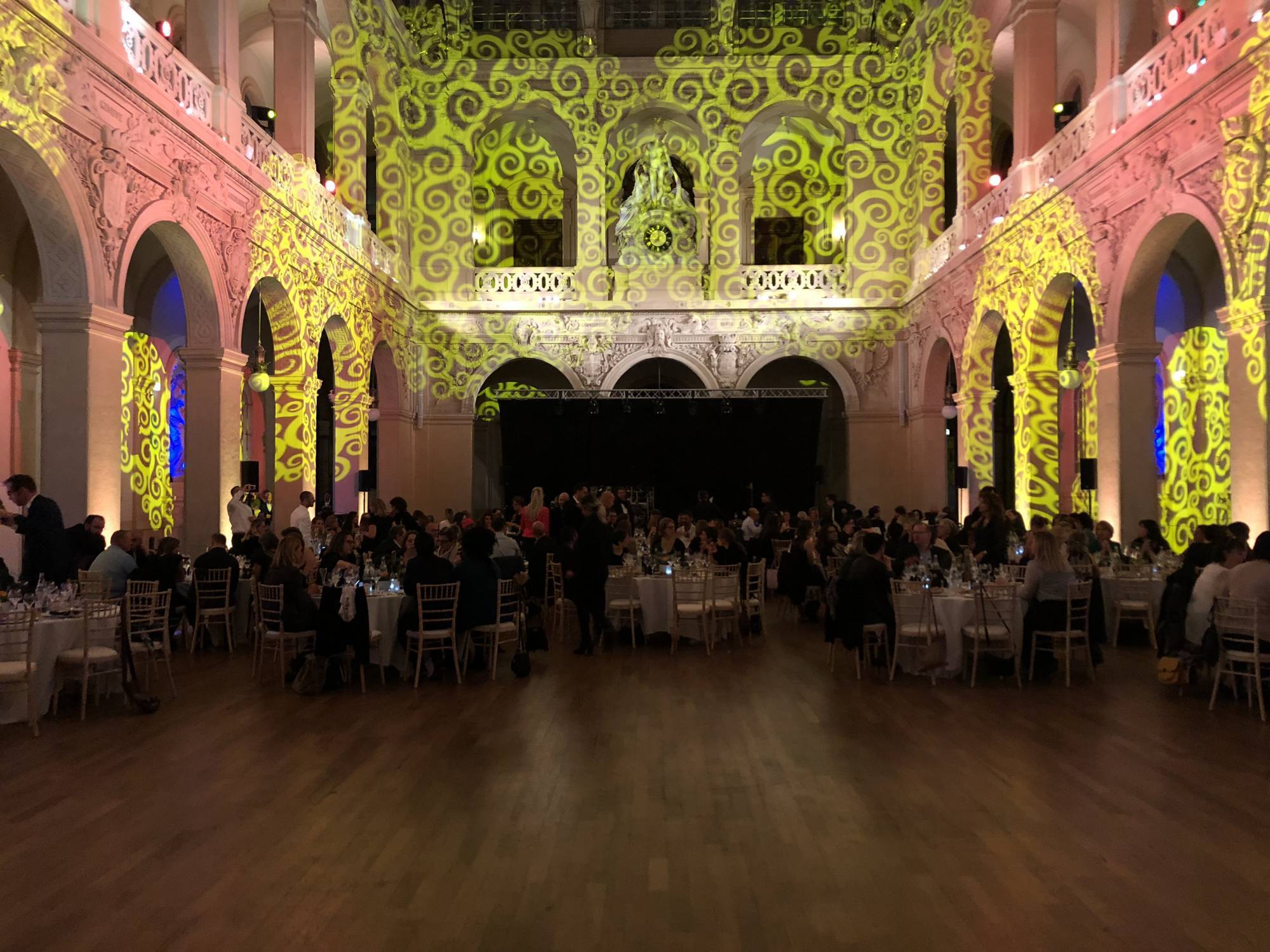 soirée d’entreprise lyon, location sonorisation, lumière et vidéo