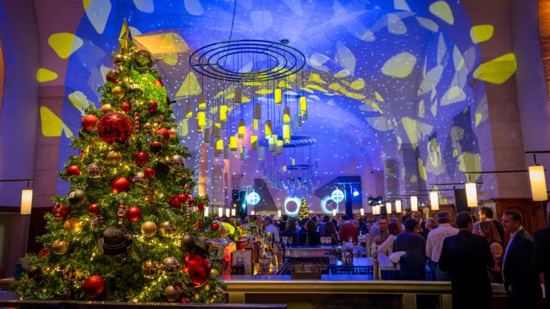 Eclairage événementielle pour une ambiance festive lors d'une soirée d'entreprise de fin d'année