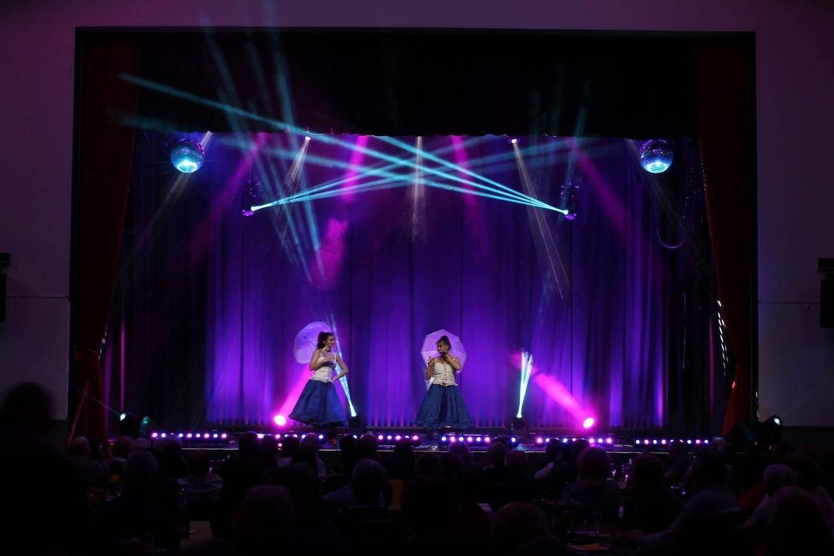 L&Db_Association verticale_Soirée_Cabaret_Totem_Projecteur