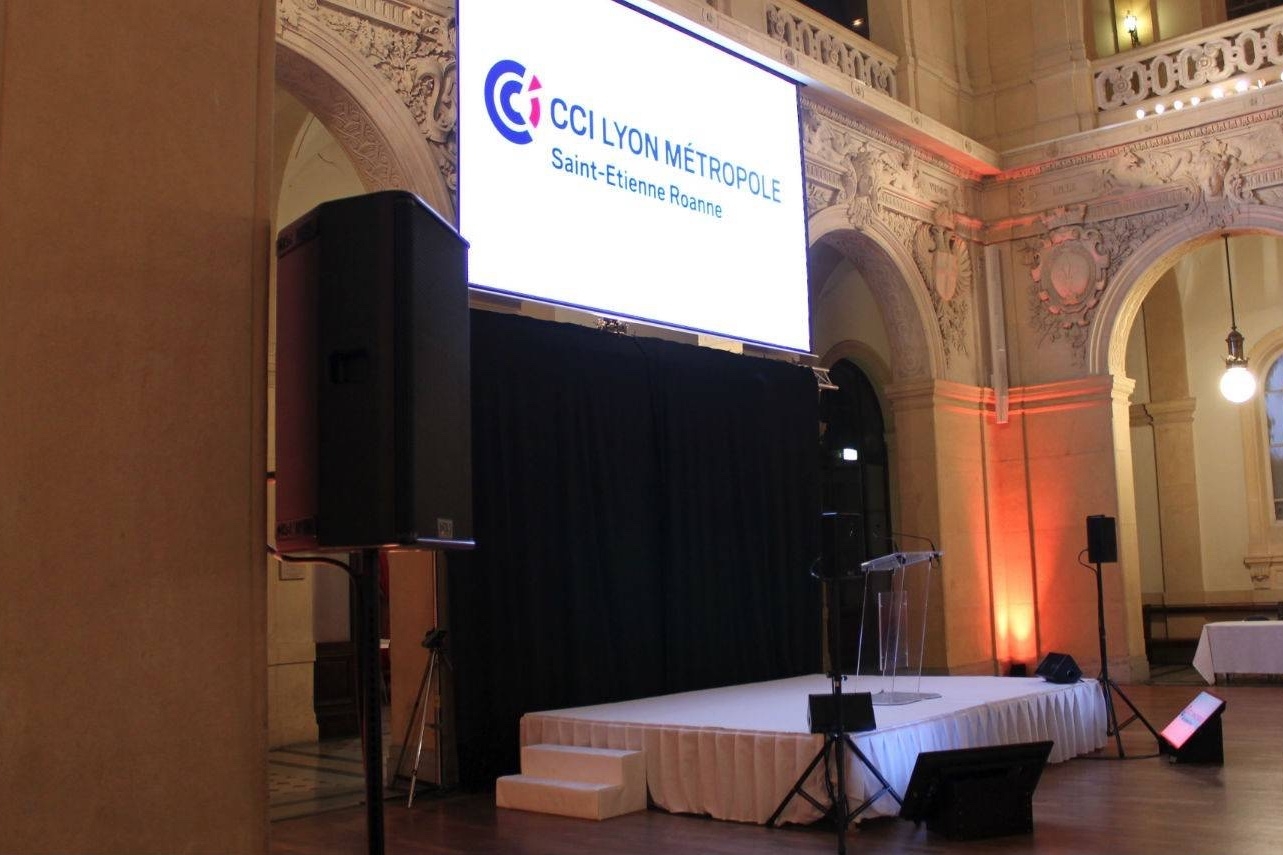 L&Db_Evenement_Scène_Pupitre_Micro_Palais de la bourse_Lyon