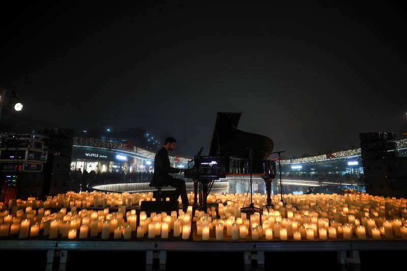 Installation de sonorisation et scène pour un concert Candlelight à The Village Outlet à 40 min de Lyon