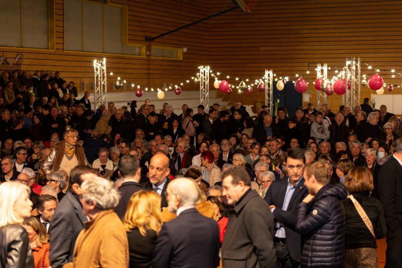 Installation de guirlandes guinguettes pour une cérémonie des vœux à Sainte Foy Les Lyon