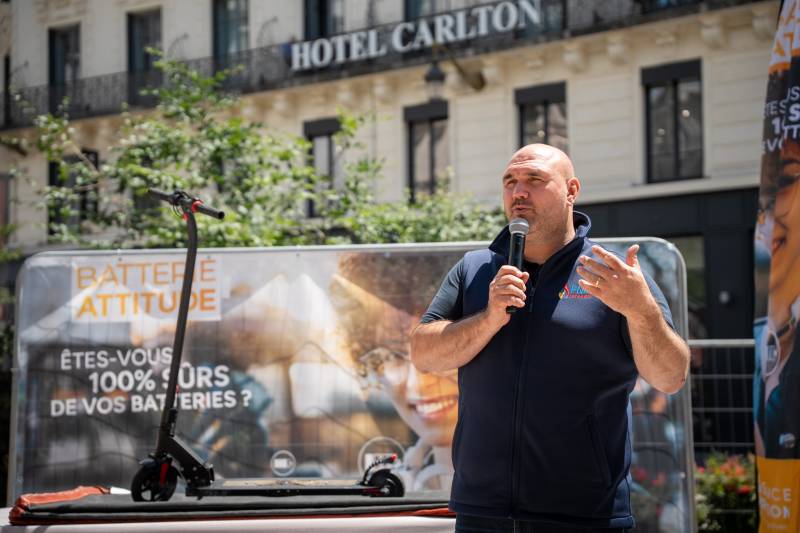 Écran géant, sonorisation et captation vidéo pour une journée de sensibilisation aux batteries à Lyon 2 - Place de la République