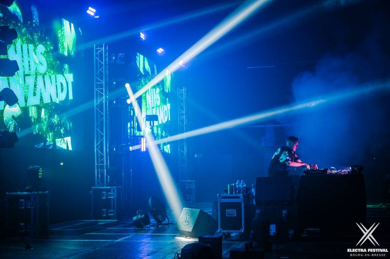 Installation matériel d'éclairage et de projecteurs pour Electra Festival à Bourg-en-Bresse près de Lyon