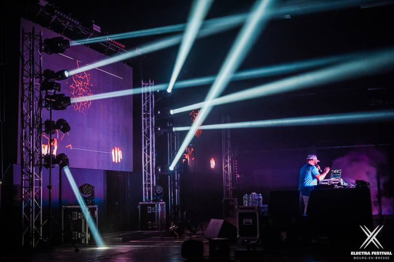 Installation matériel d'éclairage et de projecteurs pour Electra Festival à Bourg-en-Bresse près de Lyon