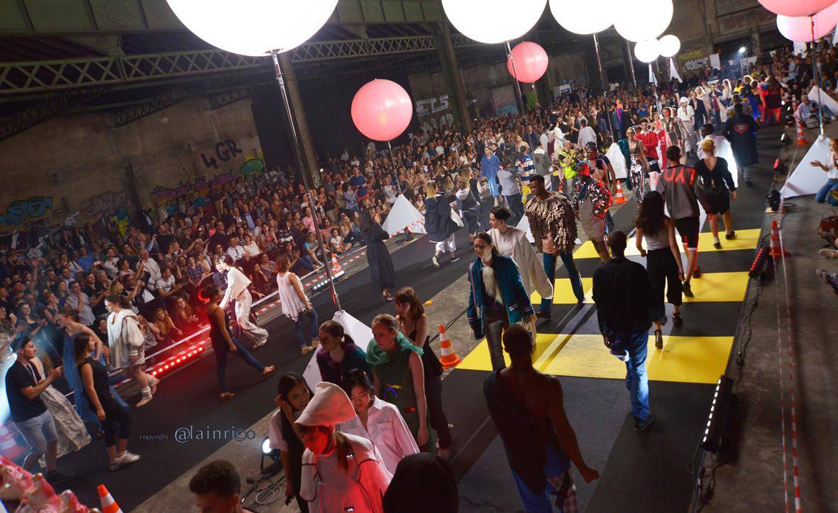 L&Db_Esmod Lyon_Fashion_Désilé_Projecteur_Ballon lumineux_Presqu'ile