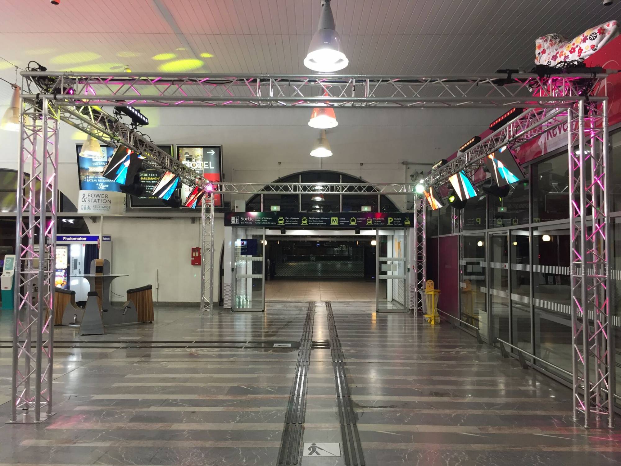 Installation d'une structure autoportée dans le cadre de la fête des lumières de Lyon