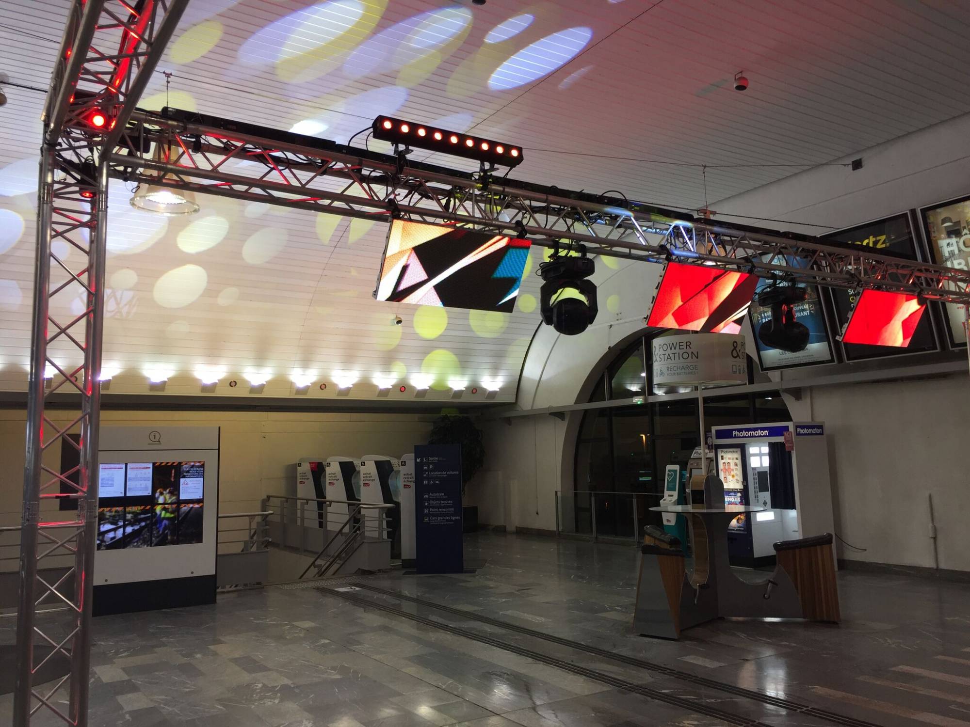 Mise en lumière de la gare SNCF Perrache pour fête des lumières à Lyon