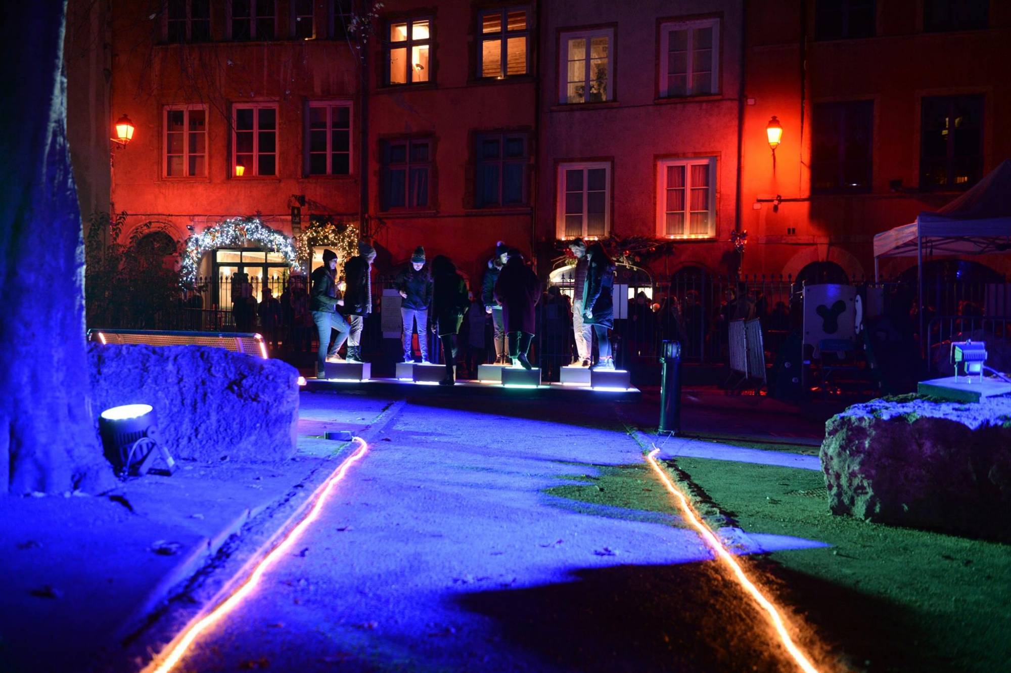 L&Db_Projecteurs_Dalles lumineuses_Lyon3_Foule complexe_Monument
