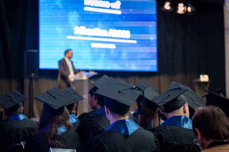Organiser un événement professionnel à Paris : quels besoins techniques selon le type de lieu ?
