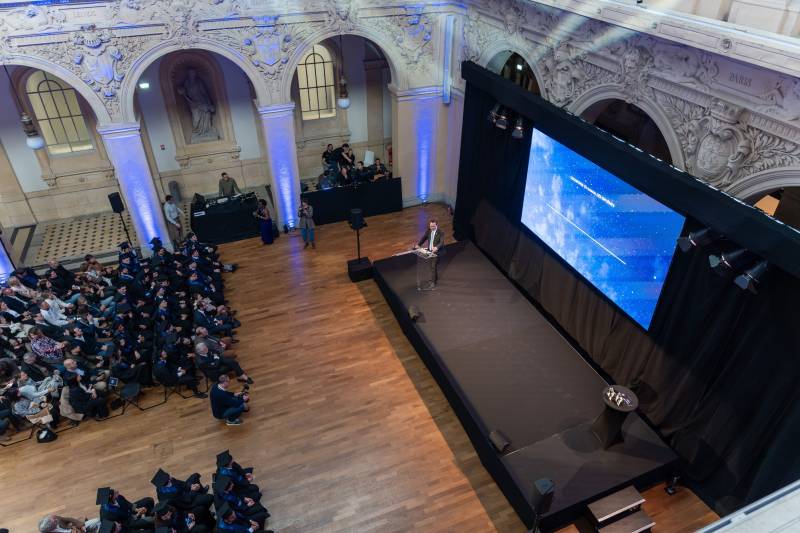 Installation son, écran géant et scène pour une remise de diplômes