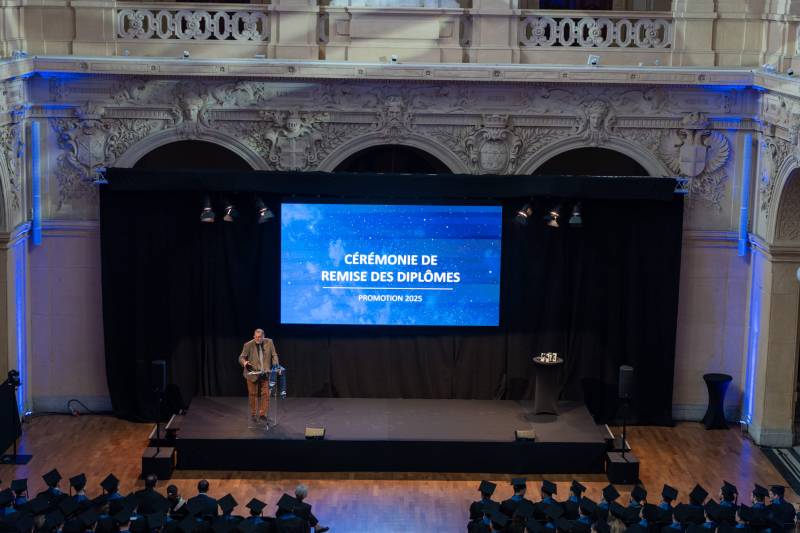 Ecran géant LED et scène pour une cérémonie de remise de diplômes au Palais de la Bourse de Lyon