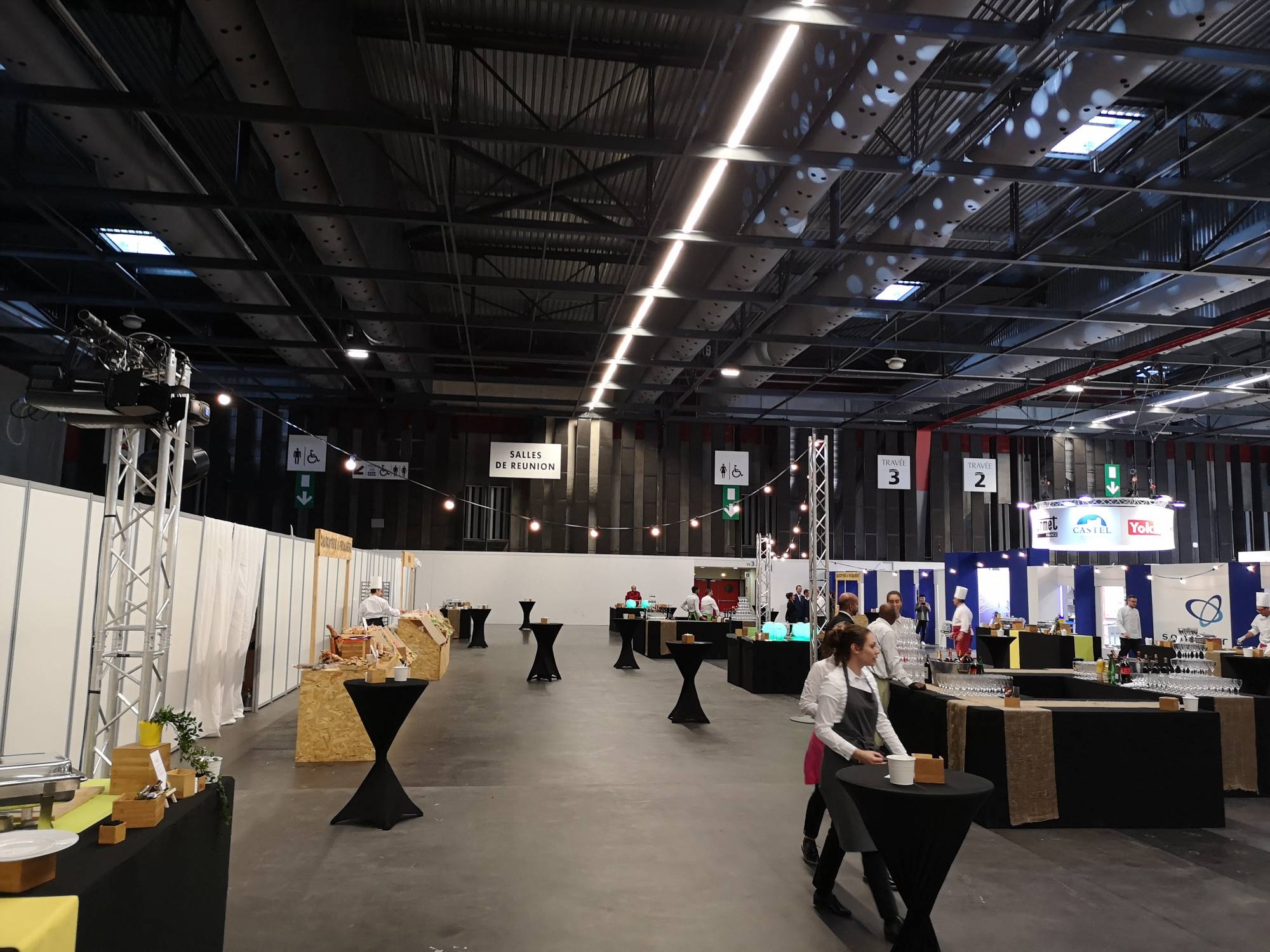 Location lumière, son et installation scénique pour soirée privée au sein d’un salon professionnel à Bordeaux