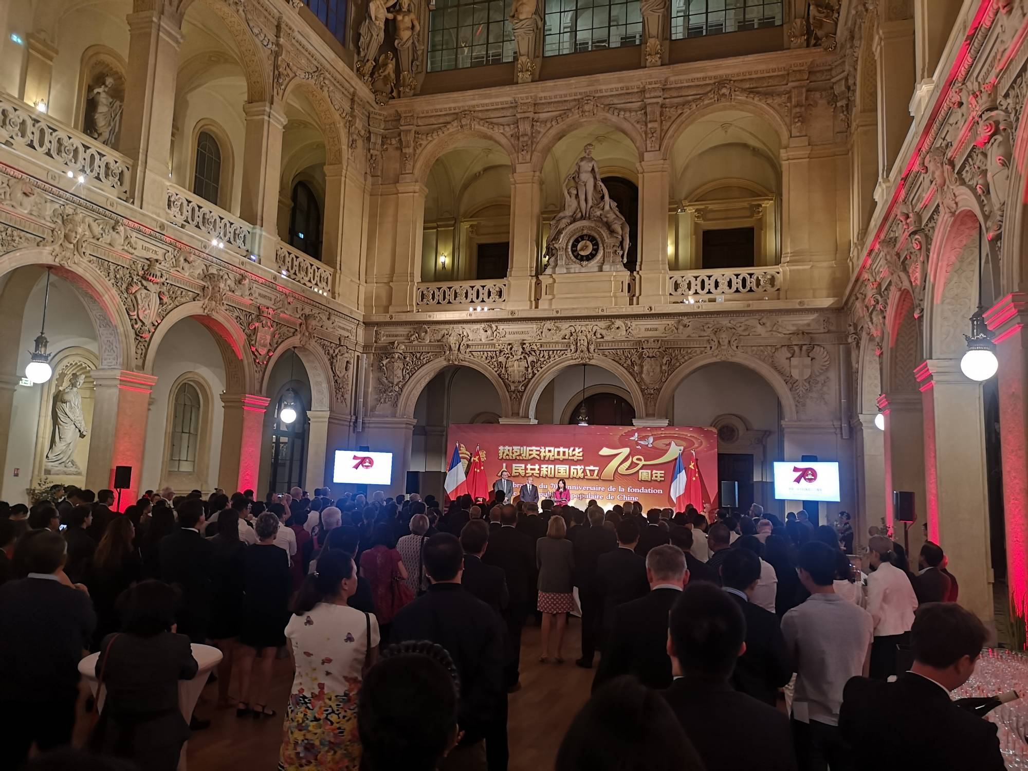 Location sonorisation, éclairage et vidéo pour anniversaire d’un Pays à Lyon 2