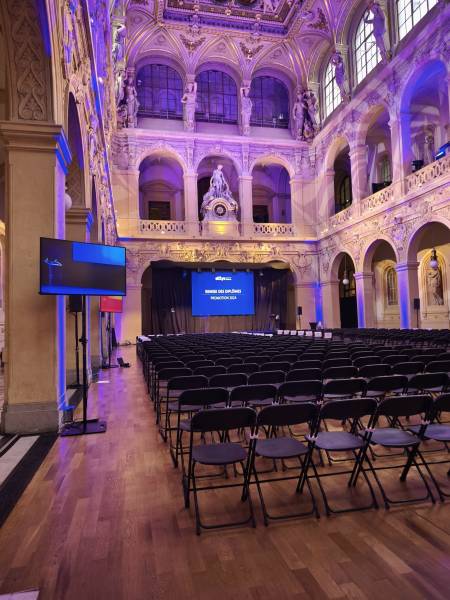 Prestataire technique audiovisuelle avec régie technique complet son, lumière et vidéo pour l'école Hybria au Palais de la Bourse à Lyon