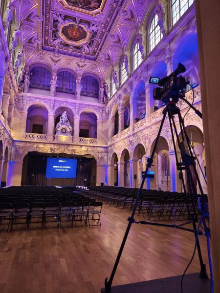 Prestataire technique audiovisuelle avec régie technique complet son, lumière et vidéo pour l'école Hybria au Palais de la Bourse à Lyon
