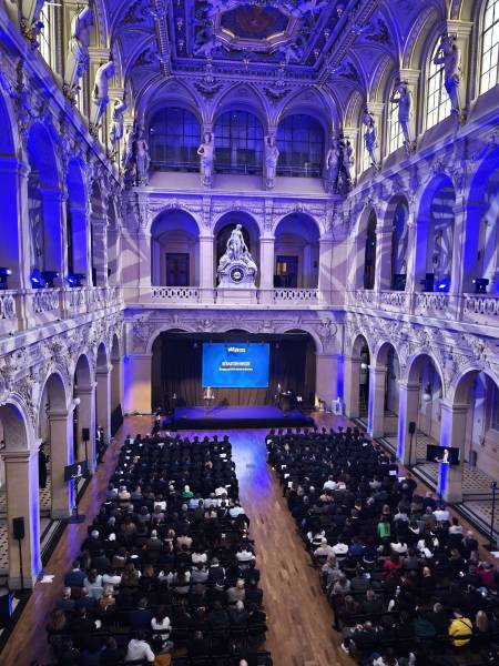 Prestataire technique audiovisuelle avec régie technique complet son, lumière et vidéo pour l'école Hybria au Palais de la Bourse à Lyon