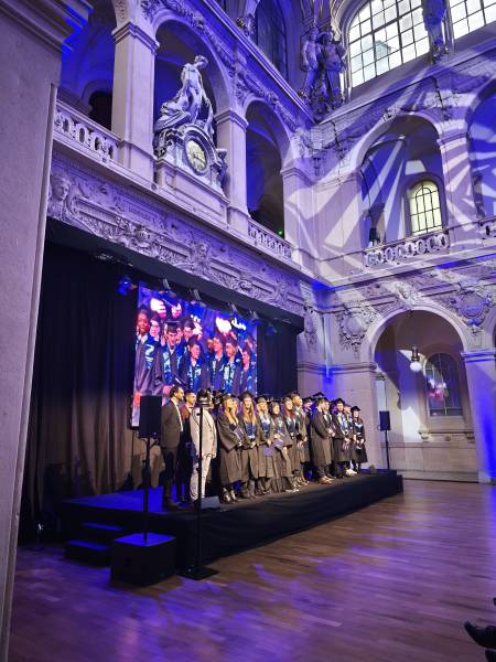 Prestataire technique audiovisuelle avec régie technique complet son, lumière et vidéo pour l'école Hybria au Palais de la Bourse à Lyon