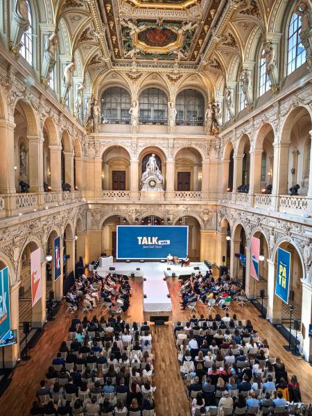 Prestation technique événementiel complète son, lumière et vidéo pour un événement d'entreprise international à Lyon au Palais de la Bourse