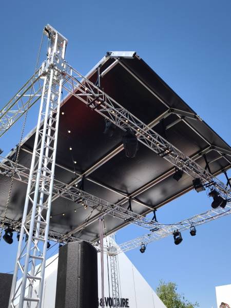 Nos prestations en structure et installation de scène personnalisé