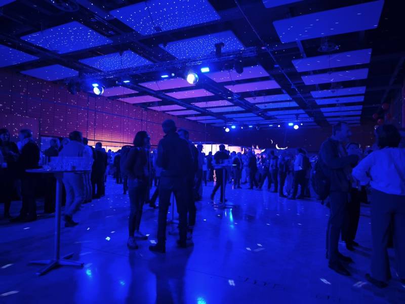Prestatation son et lumière avec une ambiance festive pour un anniversaire d'entreprise