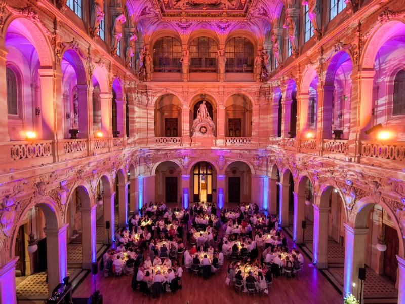 Mise en lumière colorée de la salle de la Corbeille du Palais de la Bourse à Lyon