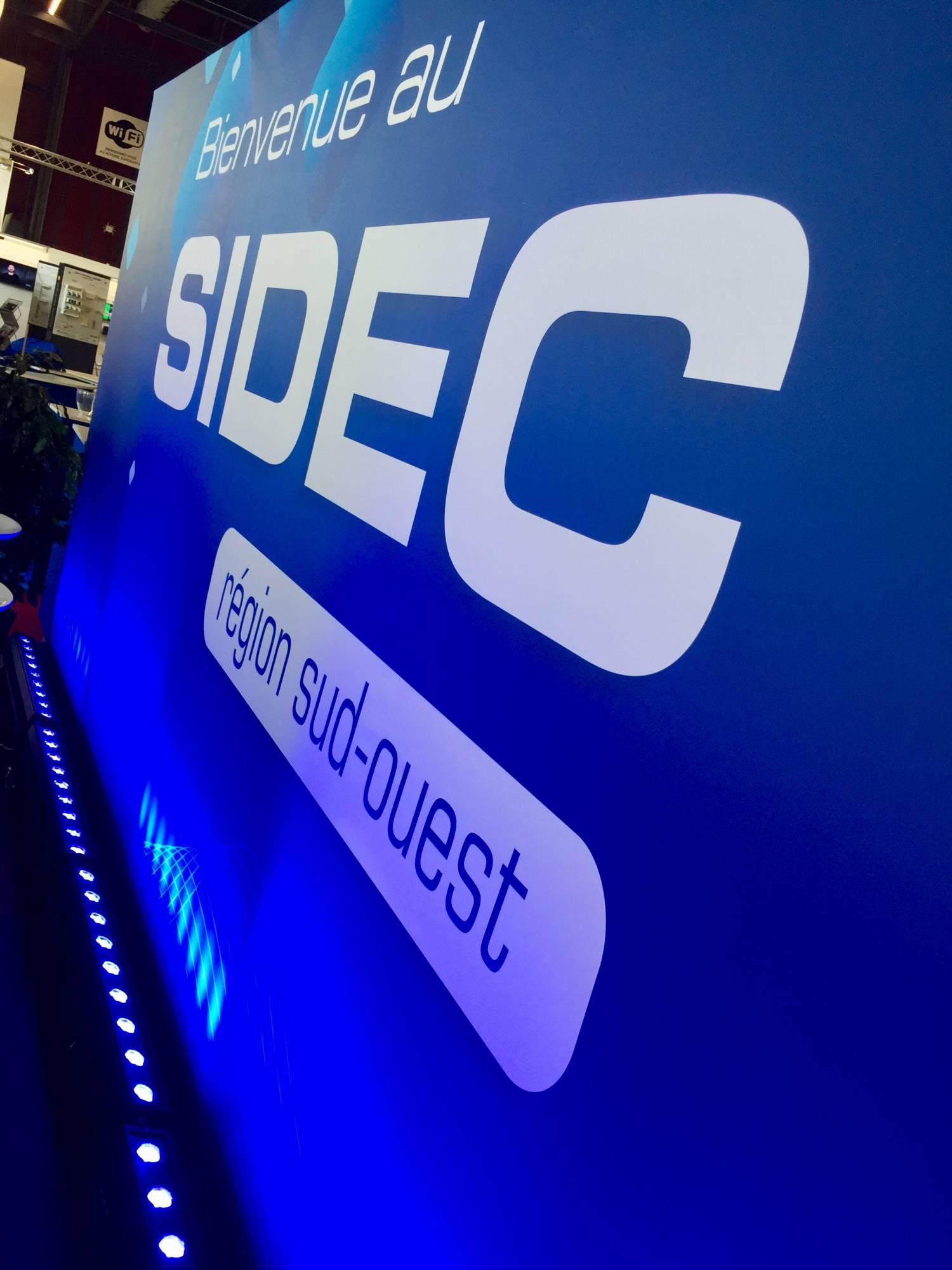 Location éclairage couleur pour cloison de salon en France