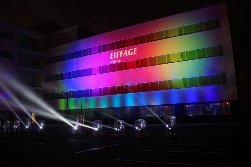 Prestation technique pour illuminer uen façade d'un bâtiment d'entreprise à Lyon