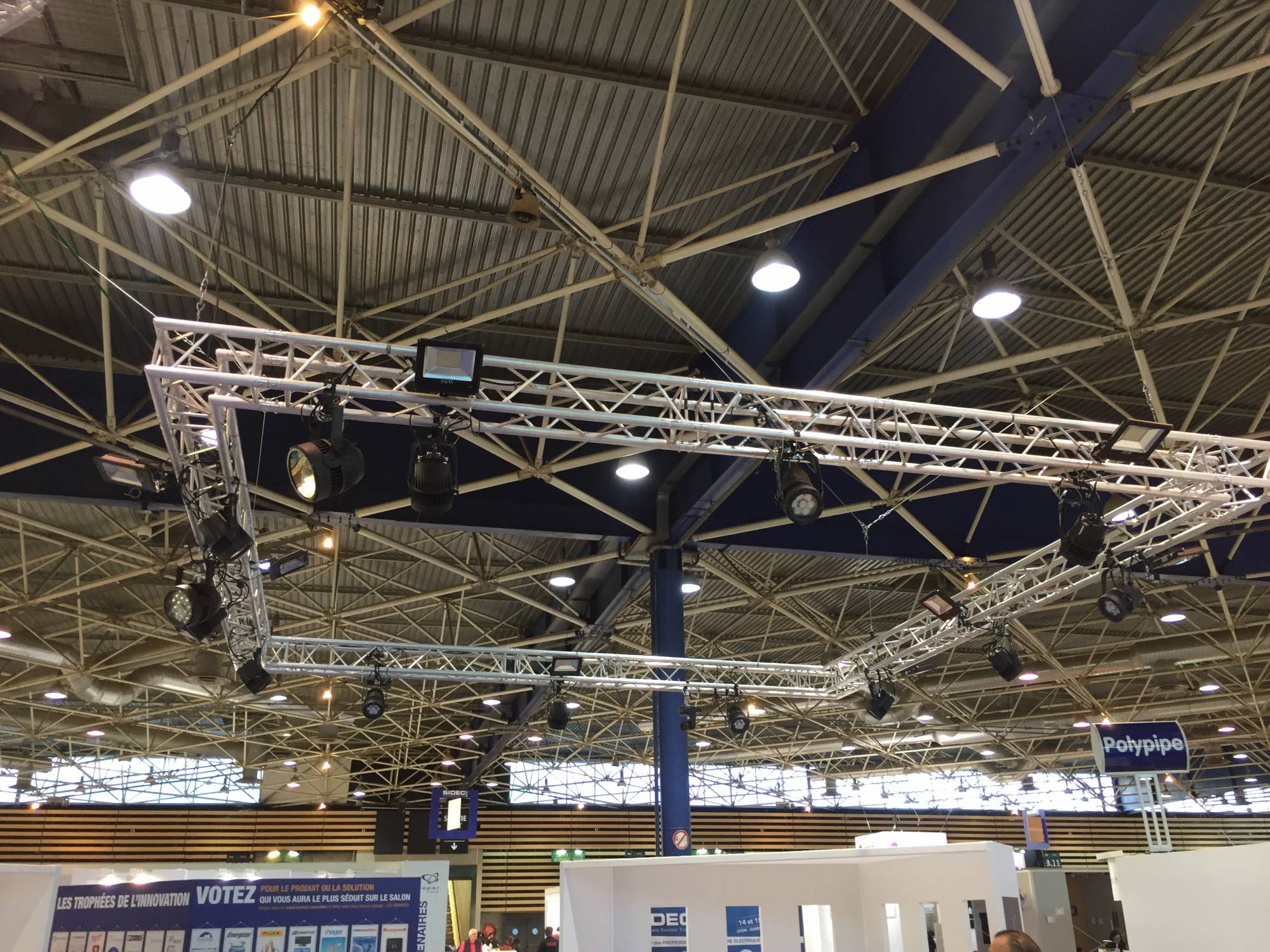 Location et installation square pour projecteur LED pour salon à Lyon